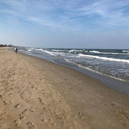 On The Adriatic Beach Tra Venezia Ferrara E Ravenna Sulla Spiaggia Della Riviera Adriatica Llido Degli Estensi Bagian luar foto