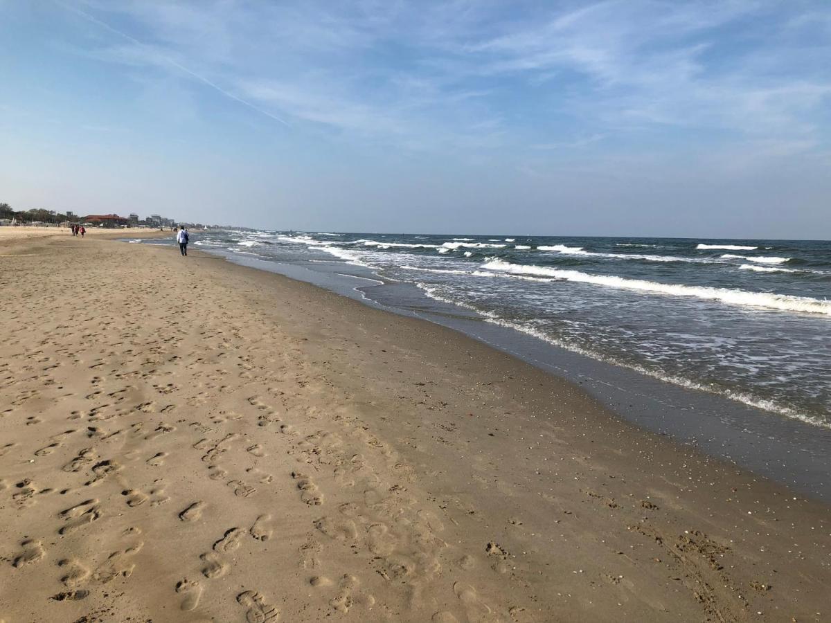 On The Adriatic Beach Tra Venezia Ferrara E Ravenna Sulla Spiaggia Della Riviera Adriatica Llido Degli Estensi Bagian luar foto