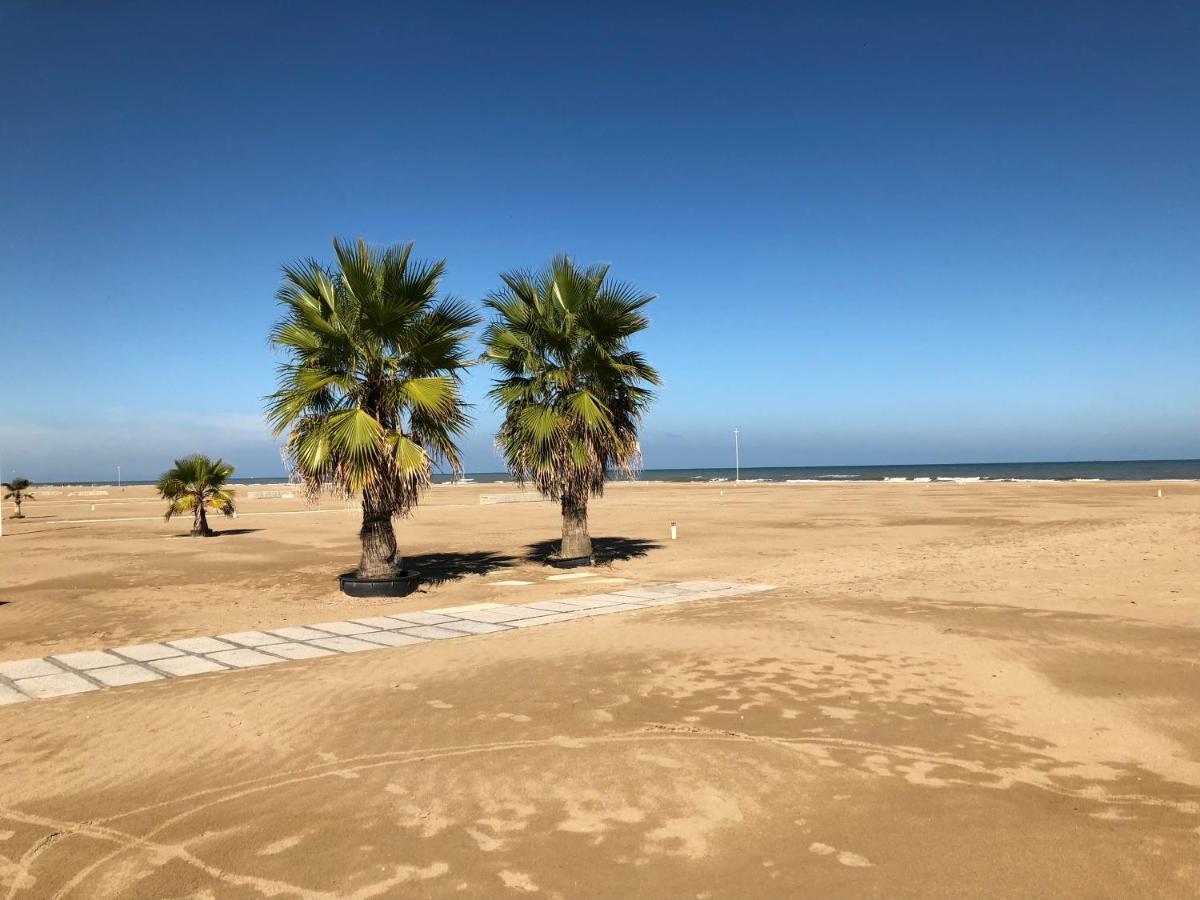 On The Adriatic Beach Tra Venezia Ferrara E Ravenna Sulla Spiaggia Della Riviera Adriatica Llido Degli Estensi Bagian luar foto